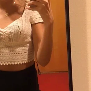 Populär crop top Zara - Säljer crop top från Zara i storlek S. Passar perfekt till fest, utomlands eller om man bara ska på middag. Såldes slut ganska snabbt och har inte kommit tillbaka i modell sedan dess