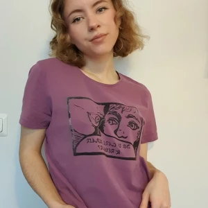 Screentryckt lila t-shirt - Egen tryckt t-shirt💜 Lila ganska lång men underbart skön. •Storlek: L är unisex •Kostnad: 150 kr