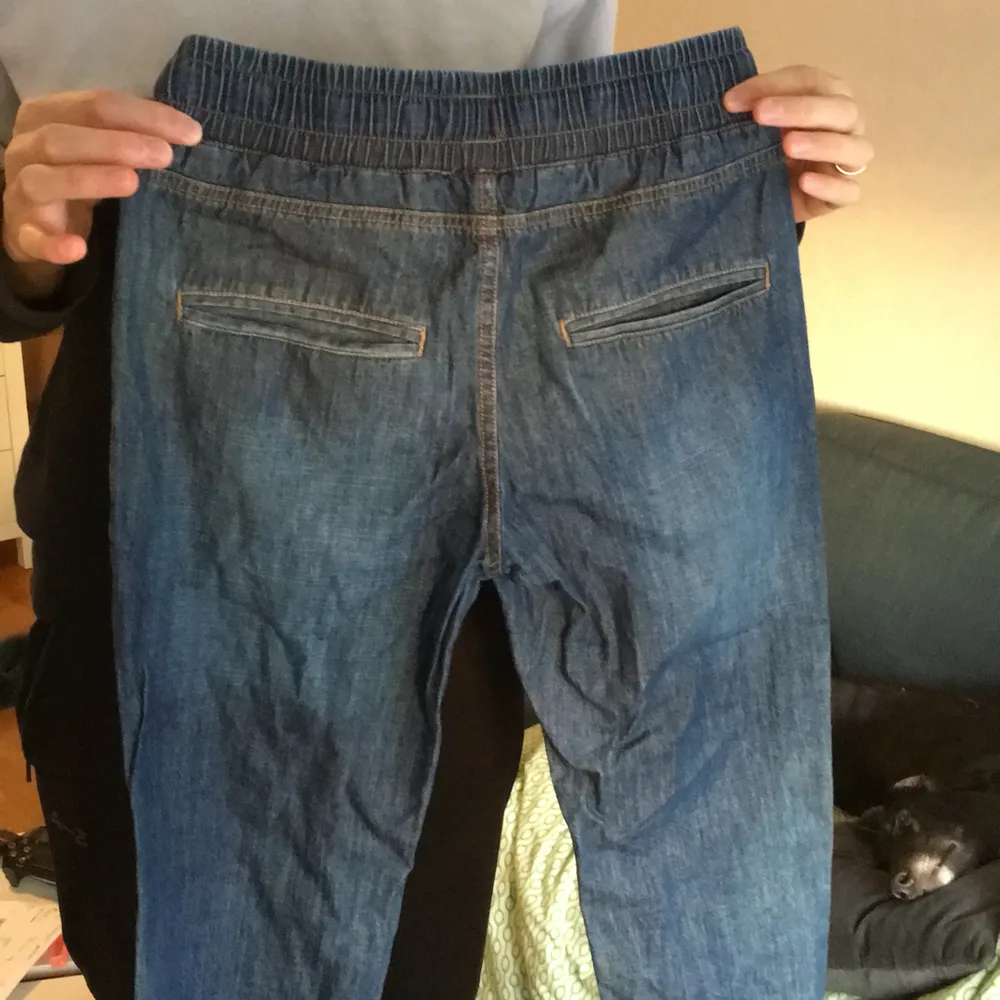 Tunna byxor som ser ut som jeans. Sköna och lite baggy . Jeans & Byxor.