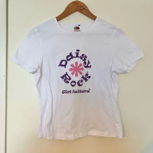 Y2K tröja!! - Såå snygg & trendig 00-talet/Y2K tröja! Trycket är lite ljusare i verkligheten 🌸 väldigt stretchig så passar S-M eller XS men då lite oversize