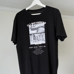 Cool skejt T - Öh vet inte ens men den e ganska baggy