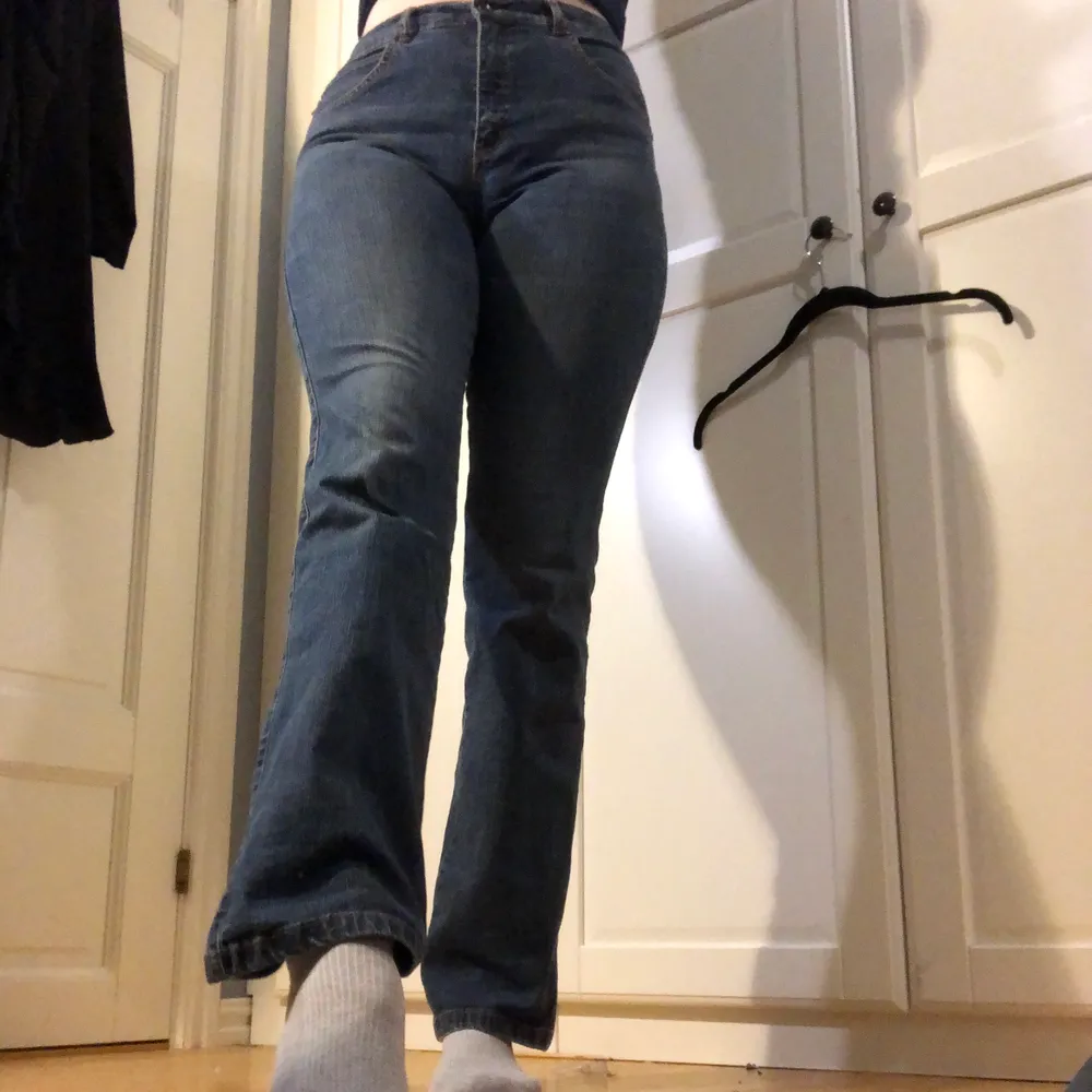 Flare/bootcut jeans. Troligtvis från tidigt 2000-tal, fint skick. Stretchiga med fin passform. Midjemått ca 80cm. Jag är 176. SAMFRAKTAR. Jeans & Byxor.