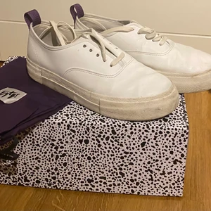 Eytys mother canvas  - Säljer nu mina Eytys mother canvas i vitt skin , säljer dem då dem blivit försmå och inte används.