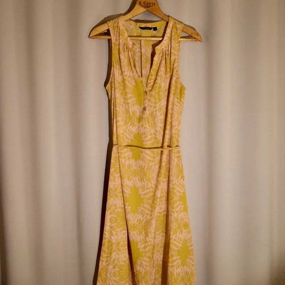En fin klänning med 70-talsvibbar från Lindex. Knytning i midjan. Och den har FICKOR! Storlek S. Frakt tillkommer! 🌻. Klänningar.
