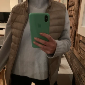 Beige väst!  - En beige väst, bra skick! Har lite gulgaktiga paljetter vid halsen! Storlek 38 men passar mig som är en XS/S <3 köparen står för frakt 