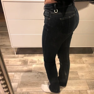 Lågmidjade jeans  - Lågmidjade jeans från märket Stockhlm. Köpta bara några veckor sedan så är helt i nyskick och fina. Dem är väldigt ”töjbara” och därmed passar de folk som inte bara har 36 utan även mindre och större. Vid flera intressen buda! Köpare står för frakt. 