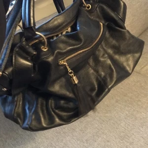 Mark Jacobs - En mark Jacobs väska. Den e skad fri och skit snygg till lågmidjade jeans och topp.