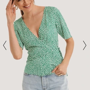 Grön blus - Jättefin grön blus med blommigt mönster! Från Nakd. Knappt använd. Superfin nu till sommaren! 😍😍🤩☀️Nypris 299kr.