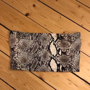 Bandeutopp  - Använd 2-3 ggr. Den är storlek L men skulle säga att den passar mellan S-L. Jag är en S och den sitter bra på mig. 