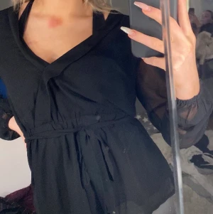 Svart Top - Superfin svart top/blus i storlek 36 från Nelly Trend 😍🥰 Passar mig som är Xs men funkar nog absolut nån med S