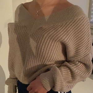 Stickad topp - Beige stickad tröja från Nakd, använd fåtal gånger. Storlek Xs men sitter löst. Säljer för 100kr. Skriv om ni har frågor 💕