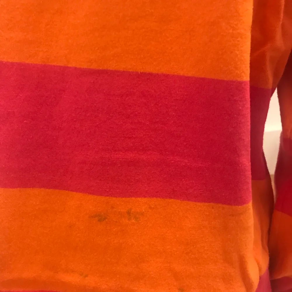 Säljer denna ASballa tröja från Acne. Köpt för ca 2700kr men säljer för billigare pris pga liten gräsfläck på ryggen🧡❤️. Tröjor & Koftor.