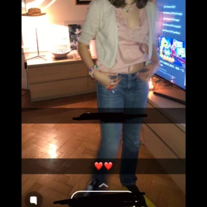 Early 2000s jeans 7 jeans❤️❤️ - Coola 2000s jeans LÅGMIDJADE storlek 26 i waist, längden är nog 31 jag är 168 och de har tyvärr blivit lite korta❤️💖💖