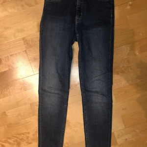 Blåa skinnyjeans - Blåa skinnyjeans från crocker. Storlek W27 L32(uppsydda till ca 30). Fint skick. Köparen står för frakt!