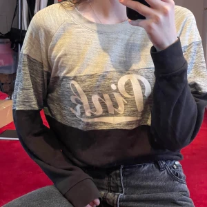 Collagetröja från pink! - Jag säljer nu denna snygga collagetröja från pink i storlek M. 