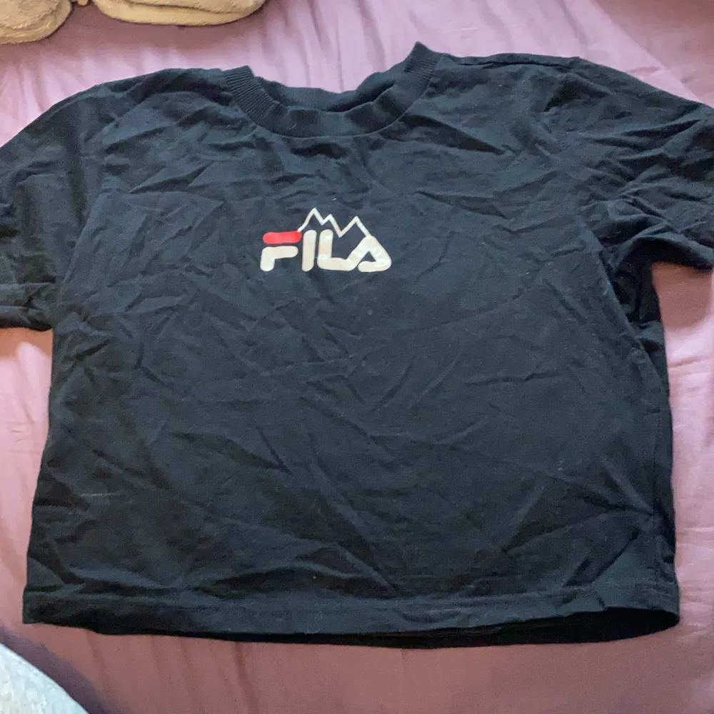 Croppad fila tröja med reflex både fram o bak. Aldrig använd💖. T-shirts.