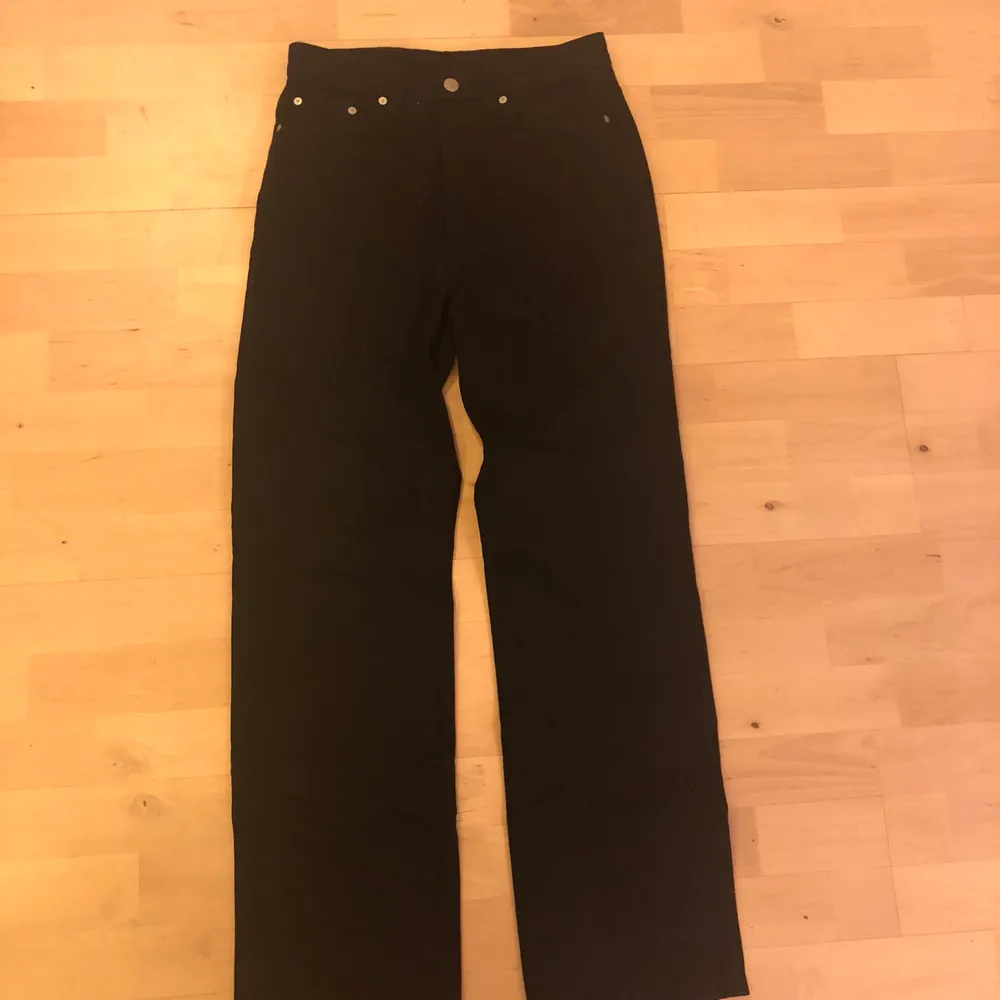 Svarta weekday jeans i modellen ROW. Storlek W 27 L30. Använda 1 gång. Köparen står för frakt!. Jeans & Byxor.