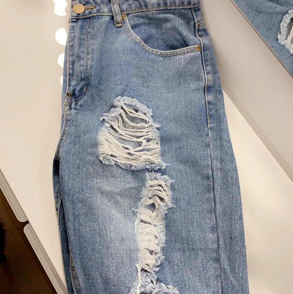 Mum jeans med hål i från boohoo, aldrig använda storlek 42 men känns lite mindre. Jeans & Byxor.