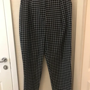 Rutigabyxor - Svart/vit rutiga finbyxor i strl 38