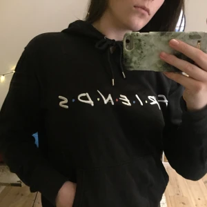 Friends hoodie - Från h&m, köpt för 199:-. Den är använd men ser fortfarande bra ut och är bekväm:) Frakt tillkommer