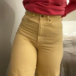 Gula jeans  - Gula högmidjade vida jeans, bra skick, knappt använda 
