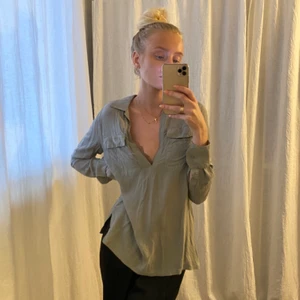 Hunkydory blus - Grå Blus från hunkydory. Köparen står för frakten 