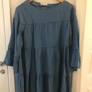 Jeansklänning - Premium denim collection. Oanvänd klänning från ZARA