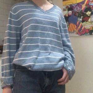 Tröja - Så snygg tröja! Sitter snyggt oversize och är sådär bra tunn, perfekt till våren! Storlek XL, men som referens är jag ca xs-s. 