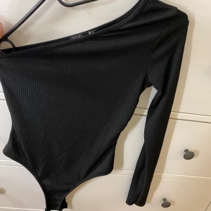 One shoulder body - En one shoulder body som är helt oanvänd då den var för liten för mig. Den är från bohoo och är i storlek 8, så storlek XS(?) 80kr! Jag fraktar men jag möts även upp i Helsingborg! 😍
