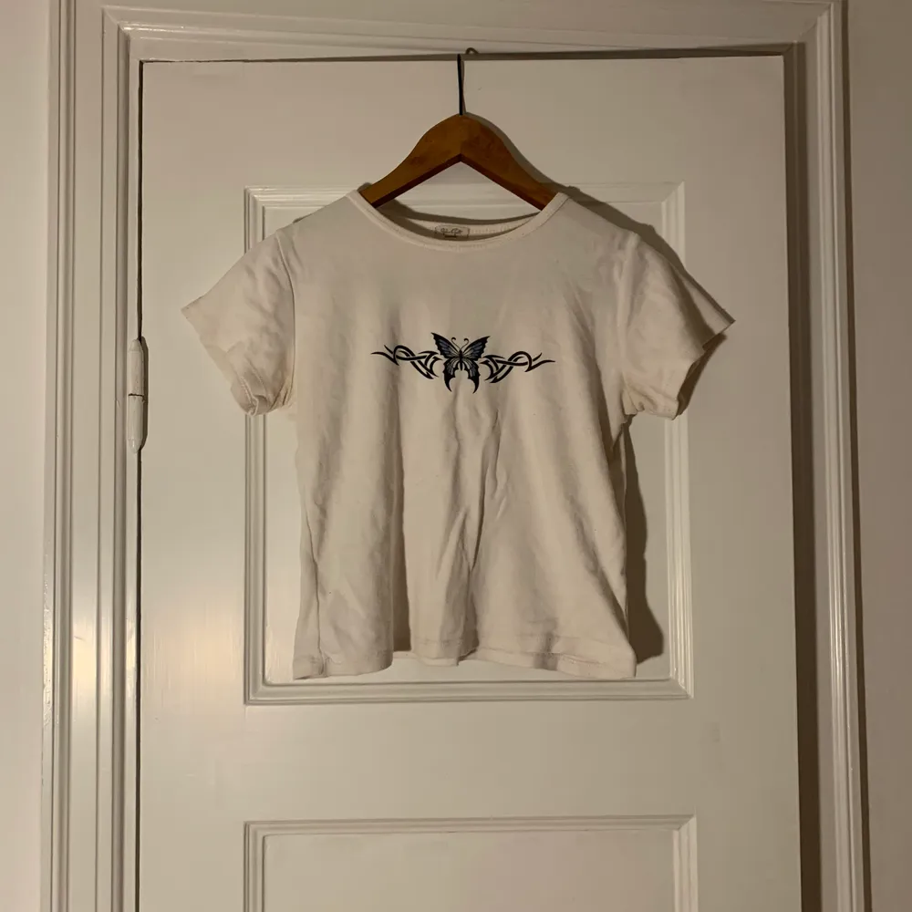 Jätteskön T-shirt från Brandy Melville med tryck av en fjäril och tribal på bröstet! Passformen och materialet är väldigt nice :) strl S . T-shirts.