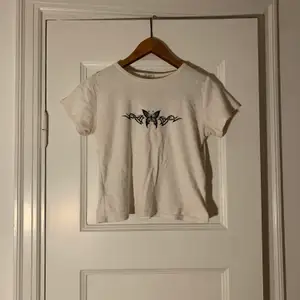 Jätteskön T-shirt från Brandy Melville med tryck av en fjäril och tribal på bröstet! Passformen och materialet är väldigt nice :) strl S 