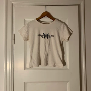 T-shirt med fjäril och tribal :) - Jätteskön T-shirt från Brandy Melville med tryck av en fjäril och tribal på bröstet! Passformen och materialet är väldigt nice :) strl S 