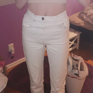 Trendiga jeans från asos denim - Raka jeans från asos, märke tall. Jag på bilden är 180 cm för att jämföra, passar därför långa ben. 