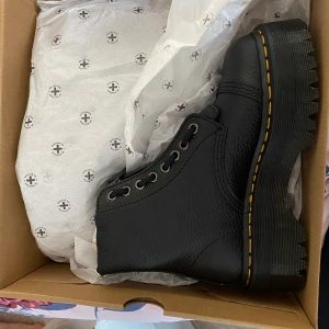 Dr martens Sinclair  - Säljer ett par riktigt snygga helt nya Dr Martens Sinclair! Väldigt fina skor och säljs för 1800kr.                            Nypris ligger på 2395kr                                                   priset diskuteras vid snabbaffär😊 