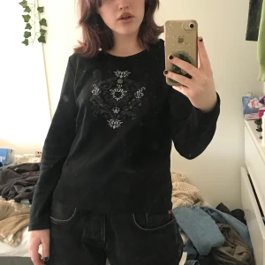 tröja med nice tryck - budgivning: 130kr + 48kr frakt, skriv i chatten. <3 snygg tröja i bra skick. har ett tryck med typ några pärlor på. + frakt. <3