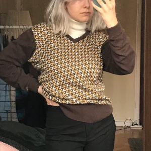 Tröja - Supergullig vintage farfarströja i jättenajs oversized storlek på mig, en xs/s. Superbra skick 🦋  70-talsvibes!! 💘 Perfekt över en polo/skjorta tillsammans med kjol. Kontakta mig för fraktinfo eller fler bilder!