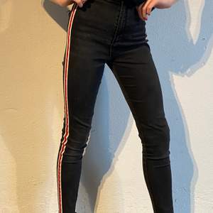 Zara Jenas, högmidjade. Storlek: 36 . Ljus svarta jeans med röd, vita ränder på sidorna. Ca 2 år gamla, i bra skick. Modellen är 1,63 lång. Buda privat! 🖤❣️🖤❣️ 