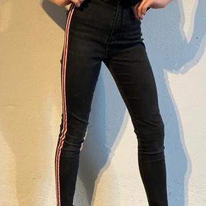 Zara jeans  - Zara Jenas, högmidjade. Storlek: 36 . Ljus svarta jeans med röd, vita ränder på sidorna. Ca 2 år gamla, i bra skick. Modellen är 1,63 lång. Buda privat! 🖤❣️🖤❣️ 