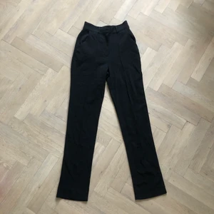 Svarta byxor - Långa högamidjade byxor med sömmar på benen. Går ner till fötterna på mig som är 175 cm.