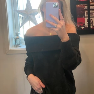 Stickad off shoulder tröja - Stickad off shoulder tröja från H&M i storlek Small. Den är jättemysig och kliar inte alls. Jättefint skick då den knappt är använd! Kan mötas upp i Göteborg eller skicka den & då står köparen för frakt!💕👍🏼🙏🏽