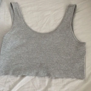 Crop top  grå storleke xl  - NY SKICK!!! Aldrig använt endast testat säljer för jag köpte fel strl