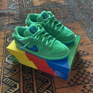 Nike SB Dunk Low Grateful Dead - Skick: 9,5/10, kommer med original box samt extra skosnören. StockX pris ligger i skrivande stund på 1028$