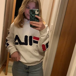 Fila hoodie - Hej hej! ☃️ Jag säljer denna hoodie pågrund av att jag vill att den ska sitta större på. Den har fickor också på sidorna men de syns inte. Jätte bra kvalle fortfarande bortsätt från den lilla fläcken jag har ringat in på en av bilderna.💕 Skriv om du är intresserad! Leverans + 62kr