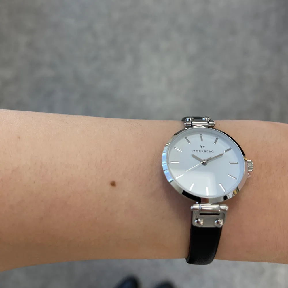 Säljer en helt ny klocka från Mockberg, prislapp finns kvar. Kostar 750kr + frakt. Hör av dig vid frågor!✨. Accessoarer.