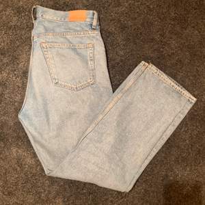 jeans från weekday i modellen space. storlek 32/30 och sitter snyggt oversize. skriv till mig vid eventuella frågor :)