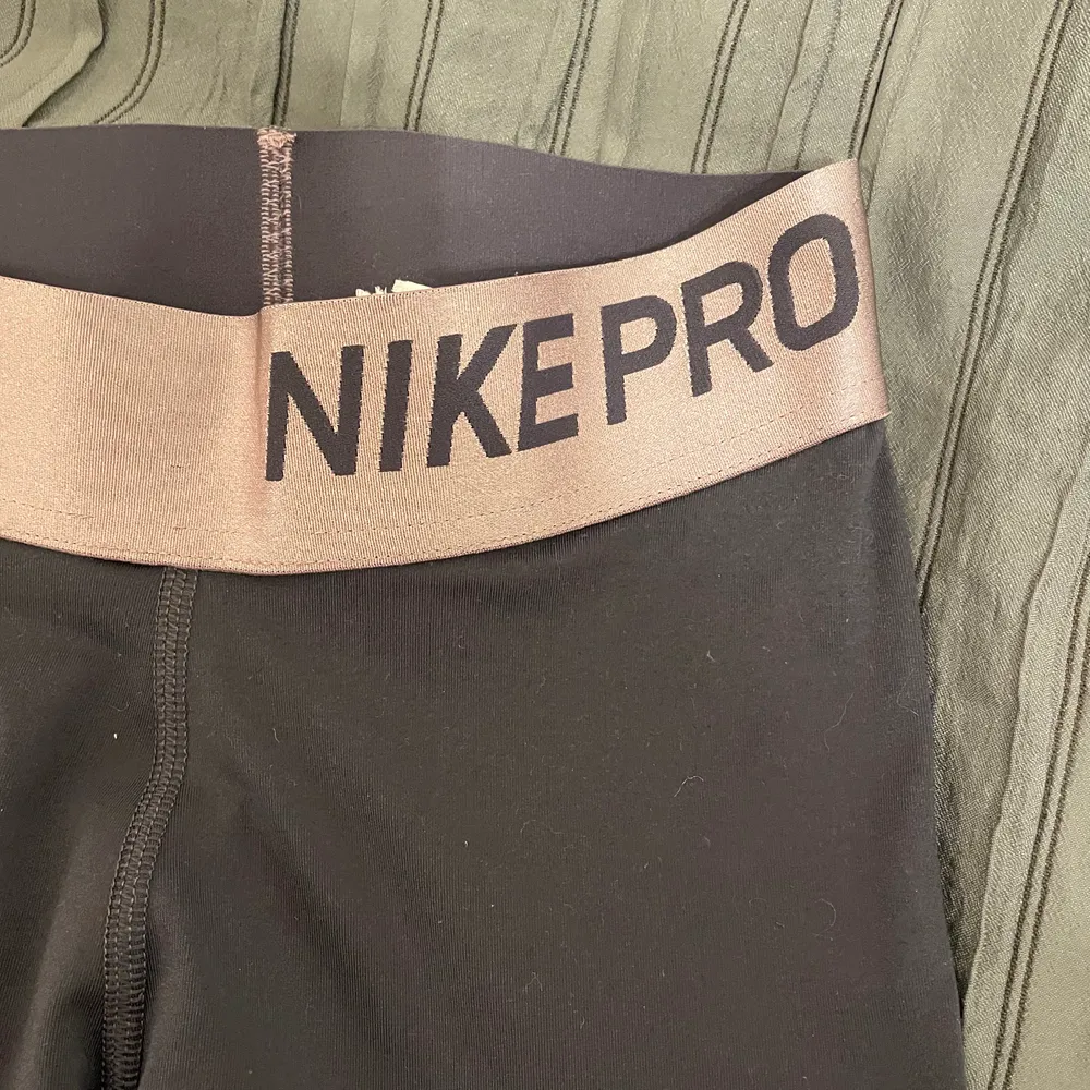 Lila Nike PRO XS. Använt fint skick. 200kr. Övrigt.