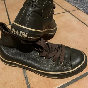 CONVERSE - Superfina converseskor i brun skin. Sparsamt använda. Jättesköna. 