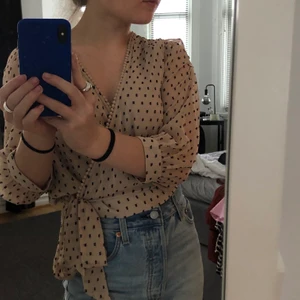 Söt topp - Från BikBok storlek 34. Aldrig använt då det inte är min stil längre❤️ väldigt skön och gullig topp som passar till allt