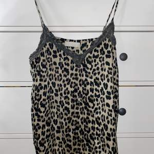 Leopard linne, i silke! Storlek M men passar L. Bra skick, använd max 3 gånger! 40kr✨