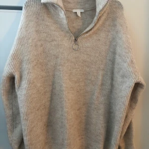 Super mysig tröja  - Mysig och varm kofta ifrån H&M använd en gång. Köptes för 199kr säljer den för 50kr Stl Medium lite oversize Djur och rökfritt hem 